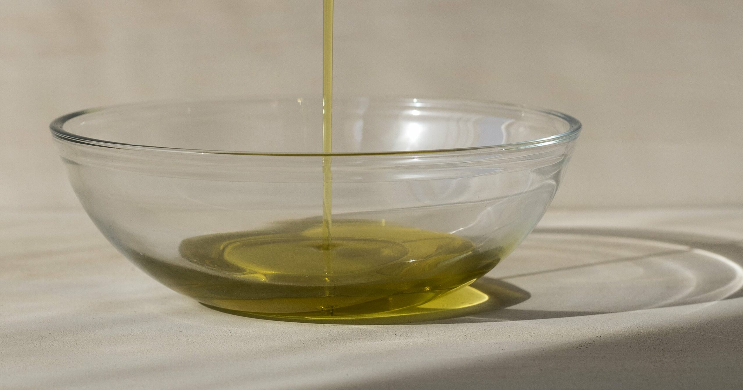 should-you-start-your-morning-with-a-shot-of-olive-oil?-experts-weigh-in