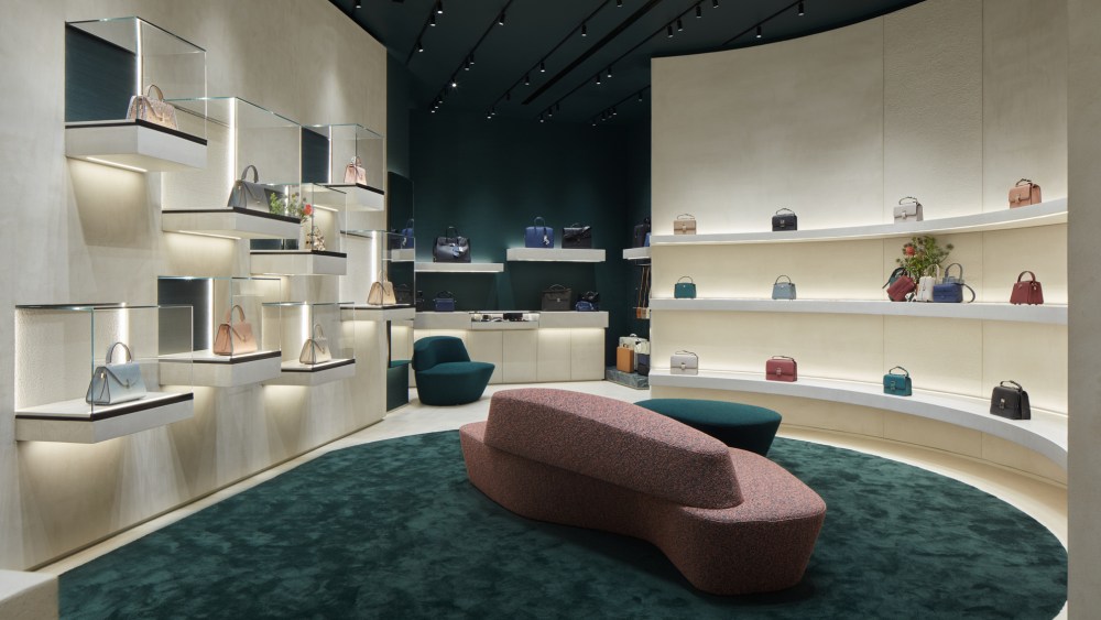 valextra-has-opened-a-flagship-boutique-at-dubai mall