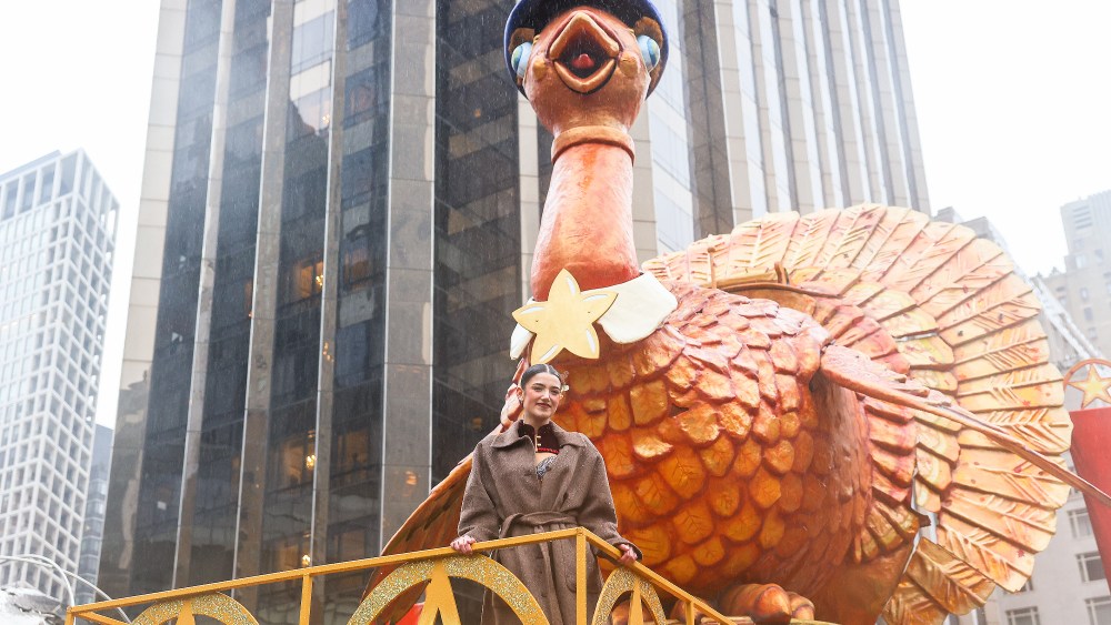 ‘wicked’-star-idina-menzel,-charli-d’amelio,-chloe-bailey,-and-others-performed-at-the-2024-macy’s-thanksgiving-day parade