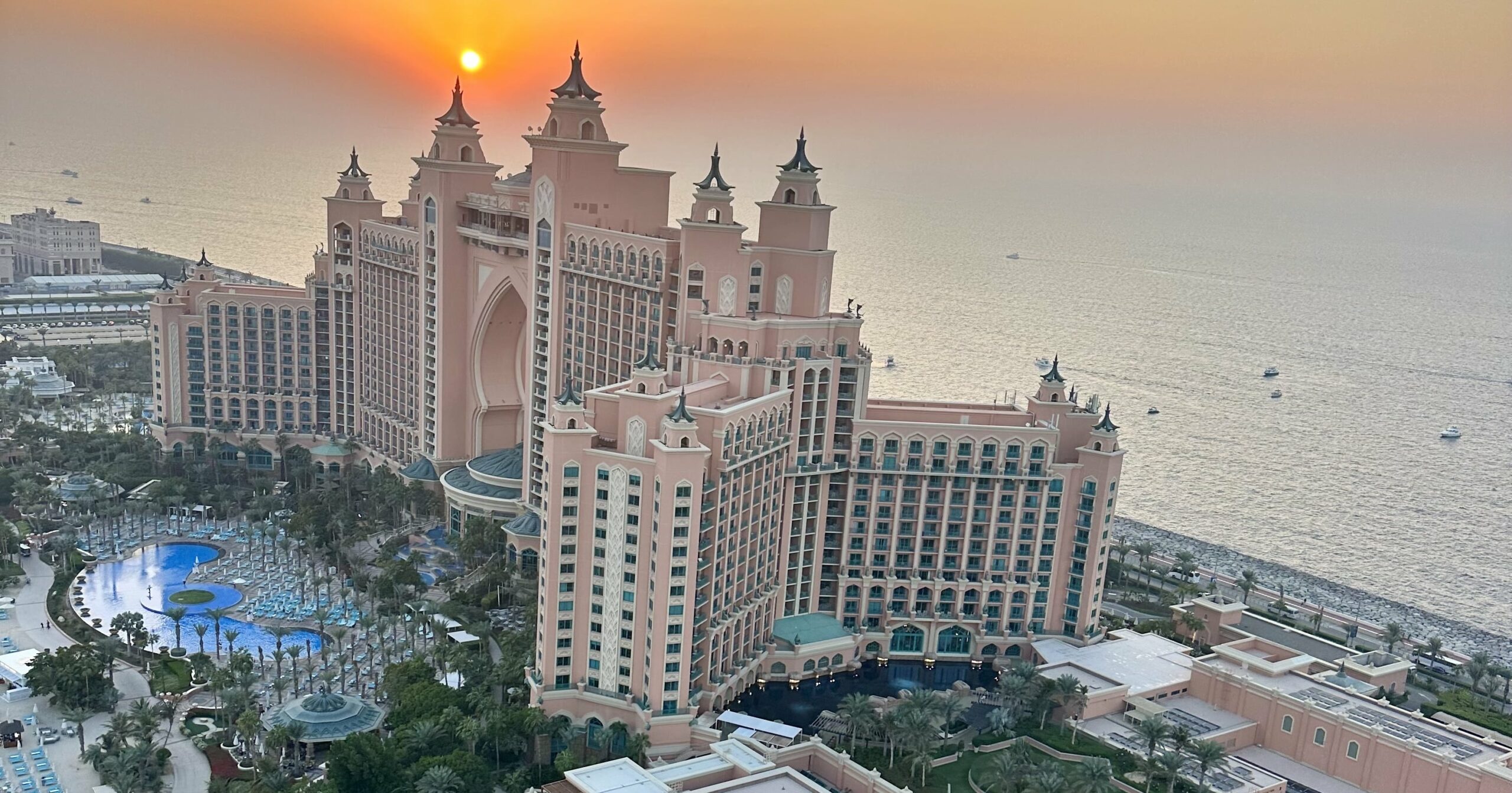 what-staying-at-the-luxurious-atlantis,-the-palm-resort-is-really-like