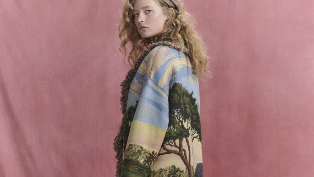 knits-double-as-wearable-postcards-in-alanui’s-latest collection