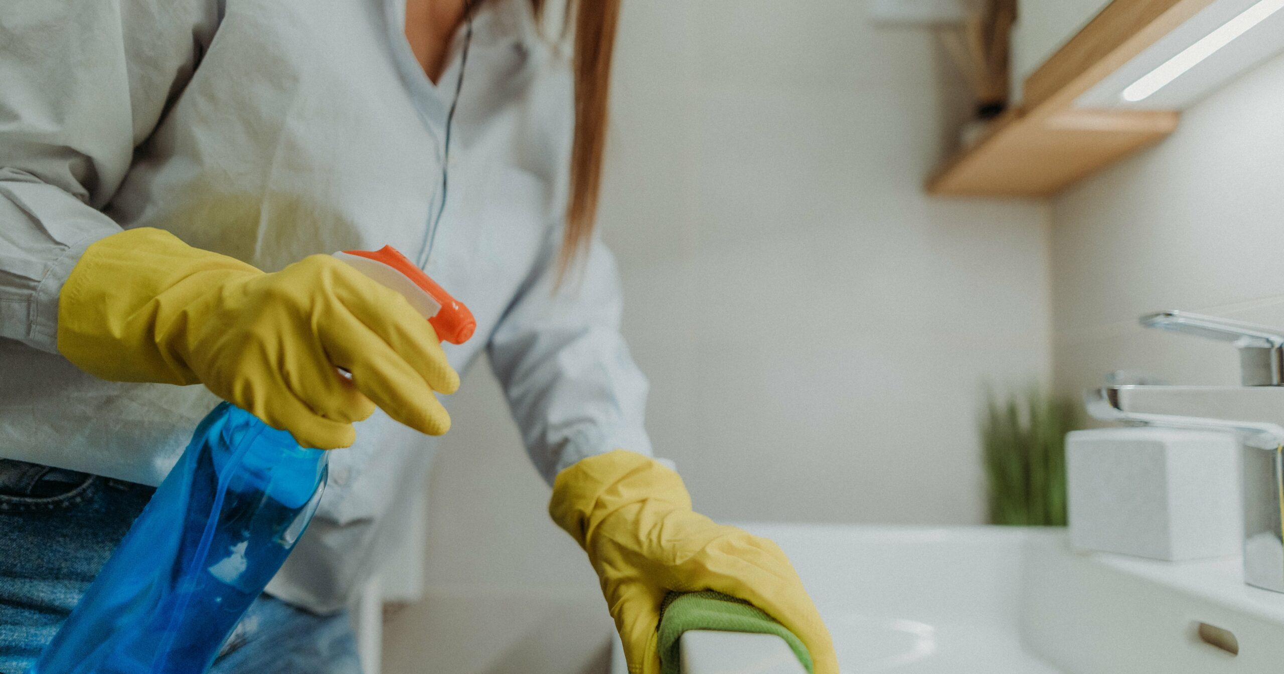 it’s-probably-time-to-clean-your-bathroom,-according-to-infectious-disease-docs