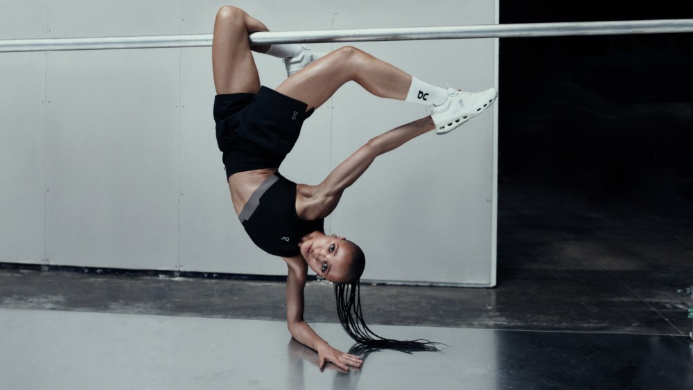 fka-twigs-reprises-her-campaign-for-on’s-training collection