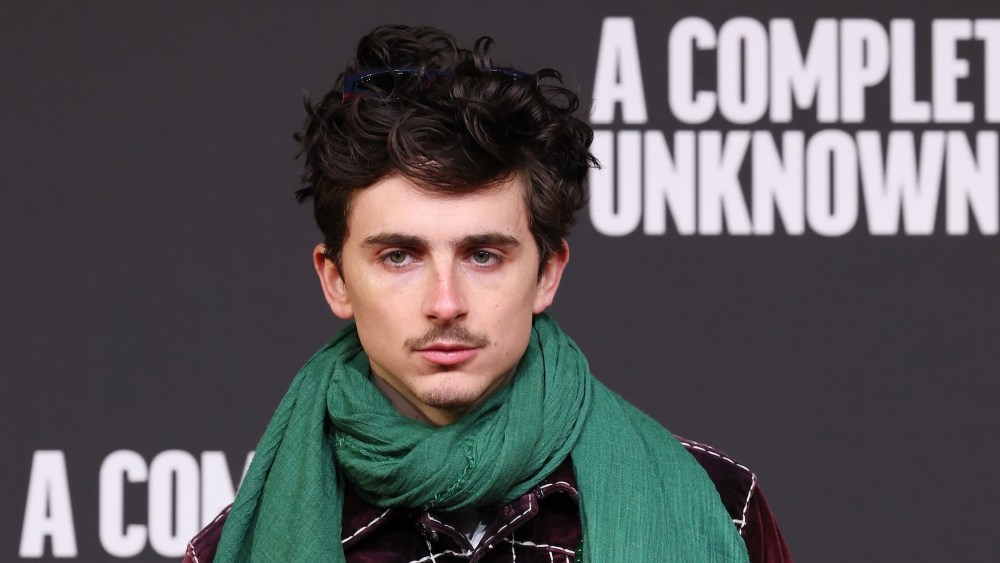 timothee-chalamet-continues-his-love-of-scarves-at-‘a-complete-unknown’-premiere-in rome