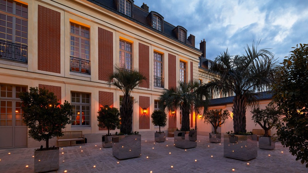 dine-like-french-royalty-with-a-ducasse-feast-at-versailles’-le-grand controle