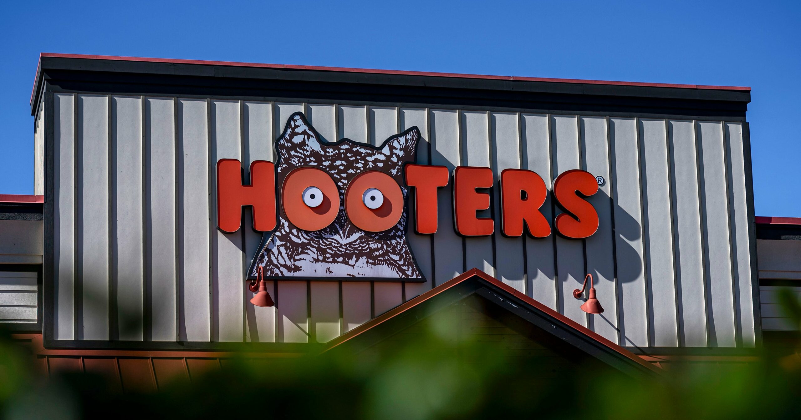 hooters-gave-me-gay-panic-now-it’s-going-bankrupt.