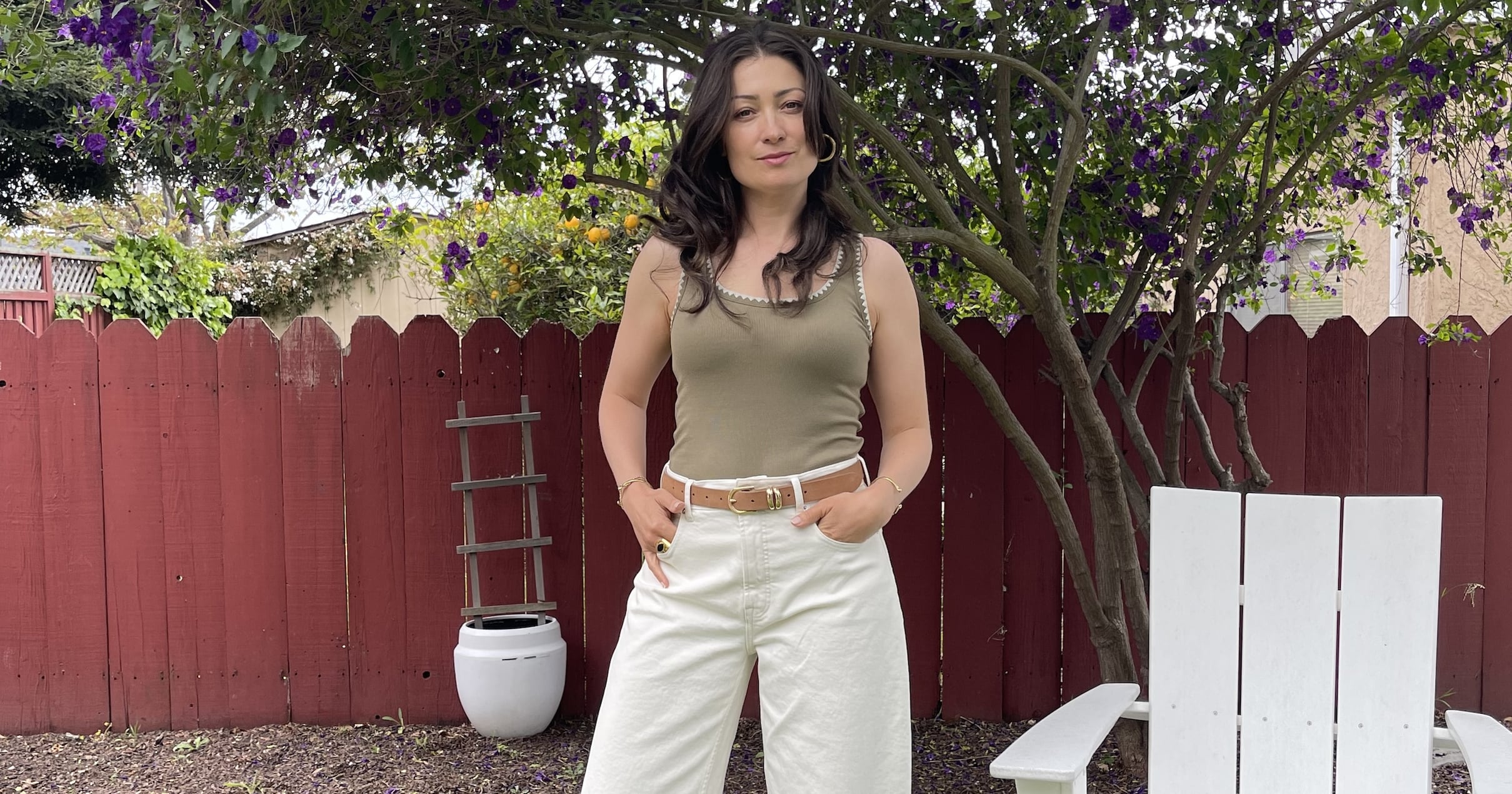 these-white-barrel-jeans-instantly-elevate-all-my-t-shirts-and-tanks