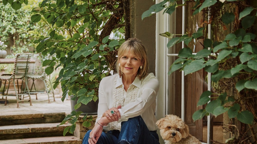 carol-woolton-lets-jewelry-do-the-talking-in-an-unconventional-new-history book