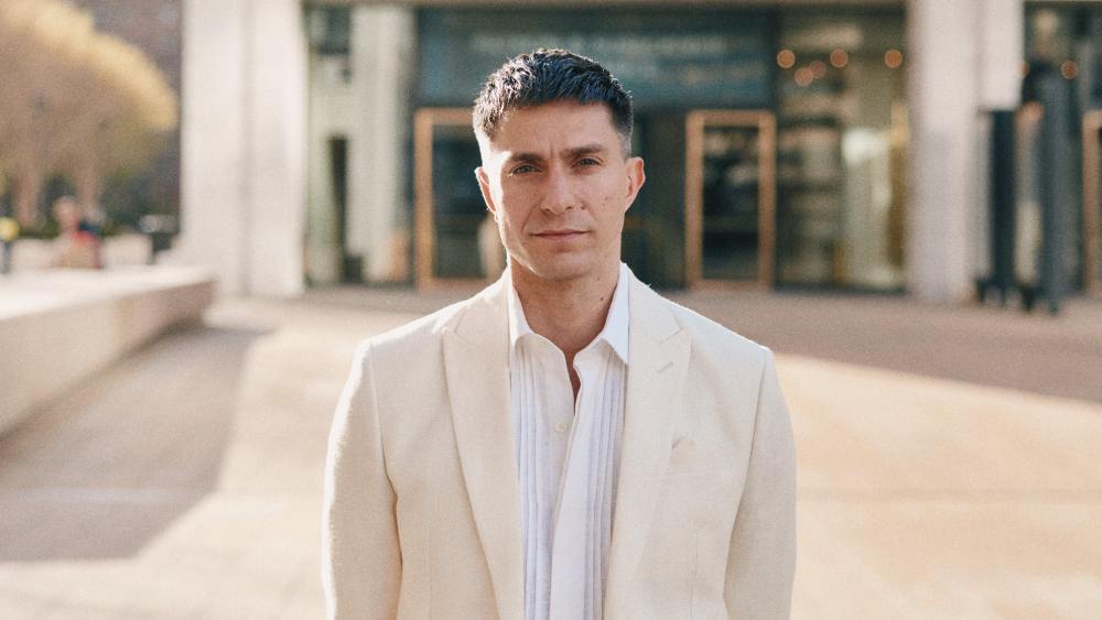 gideon-glick-brings-a-choreographer’s-vision-to-life-in-‘etoile’