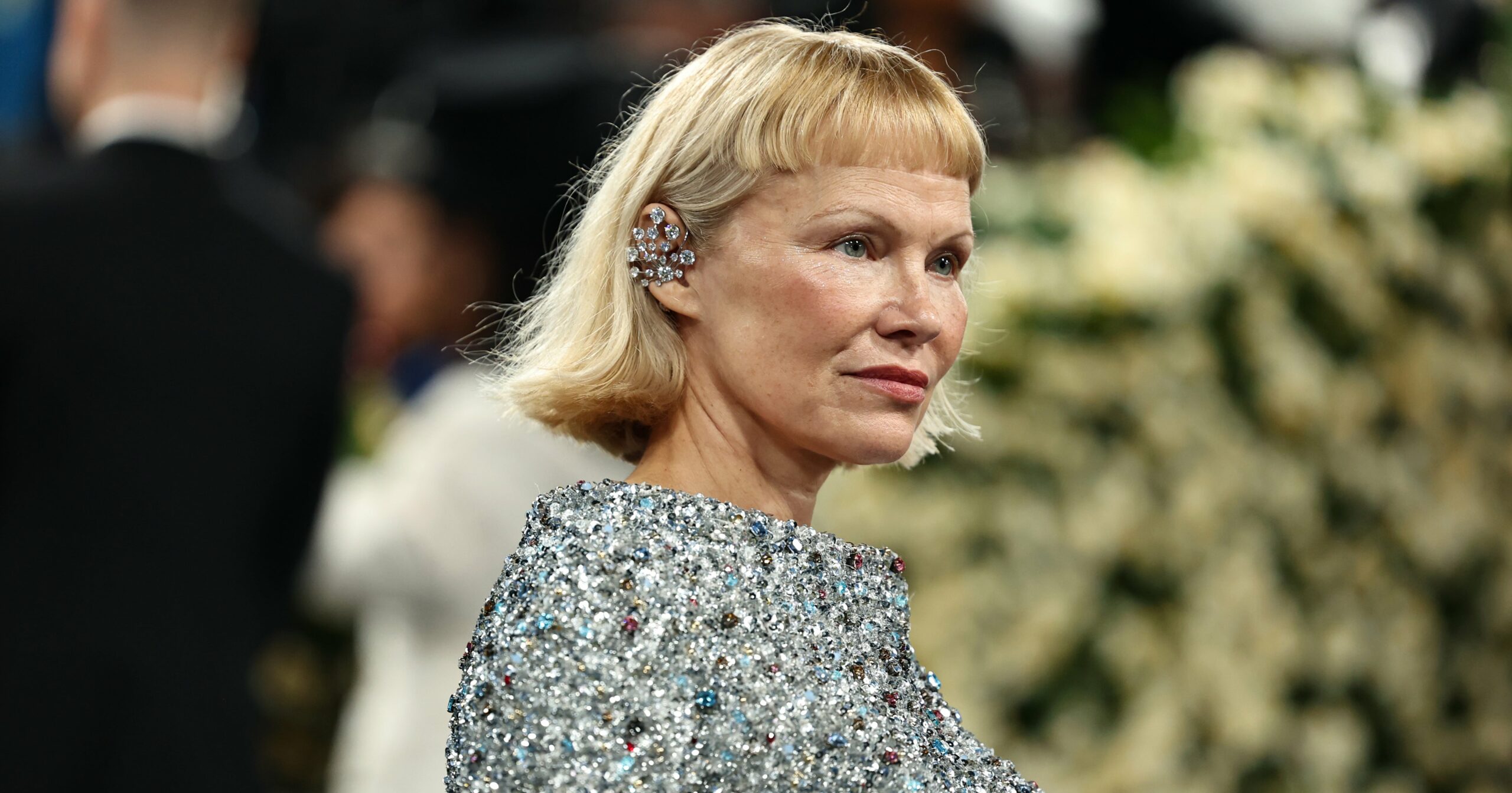 thank-you,-pamela-anderson-and-zoe-saldana,-for-the-haircut-of-the-summer