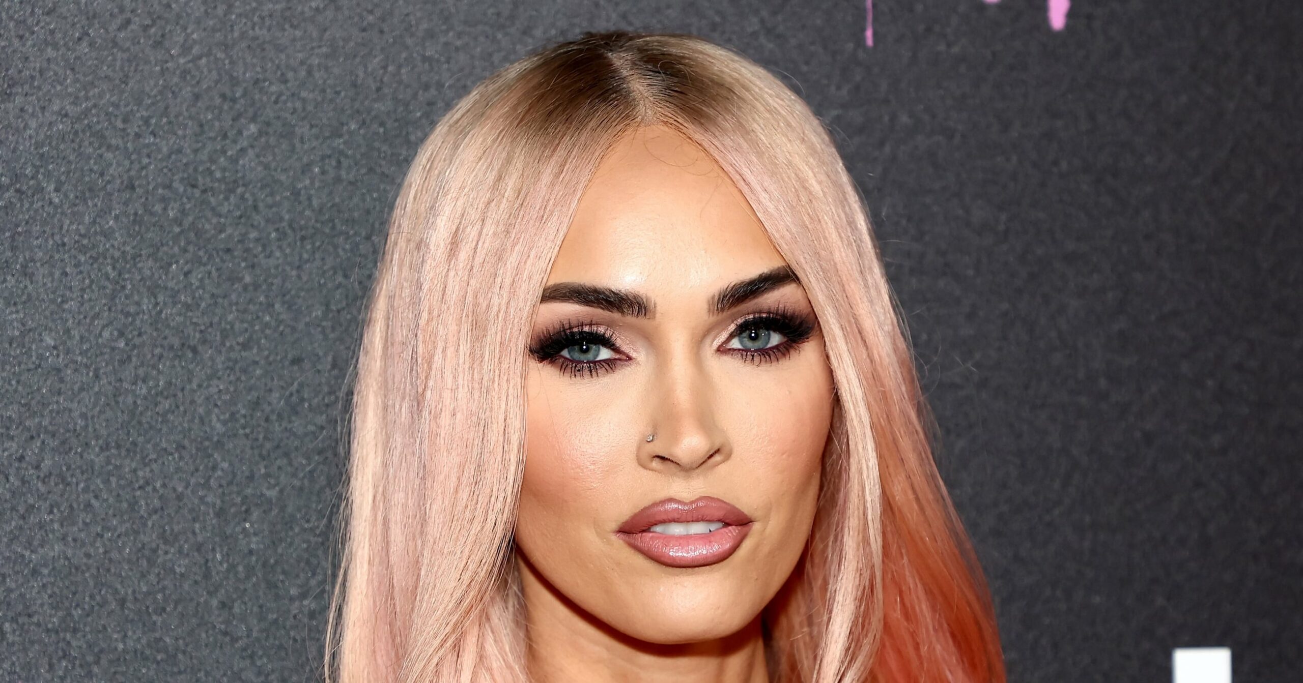 there’s-a-sweet-hidden-meaning-behind-megan-fox’s-“castlecore”-nails