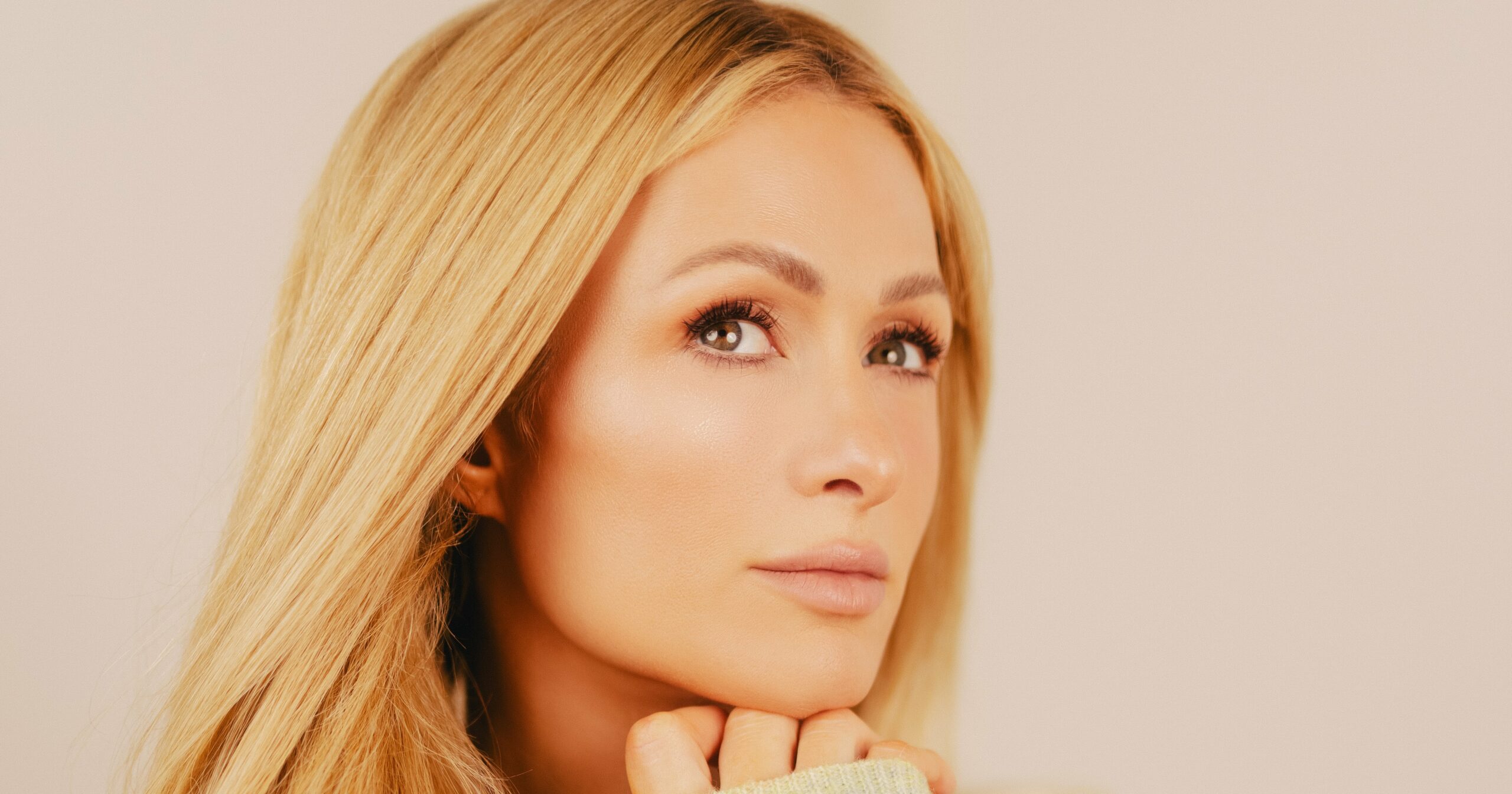 a-peek-inside-paris-hilton’s-beauty-routine-at-the-“sliving”-spa