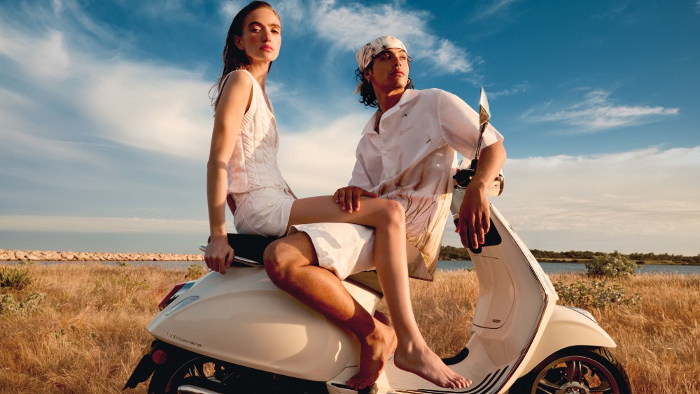 vespa-drops-summer-capsule-to-vacation-on-the-road-matching-your moped