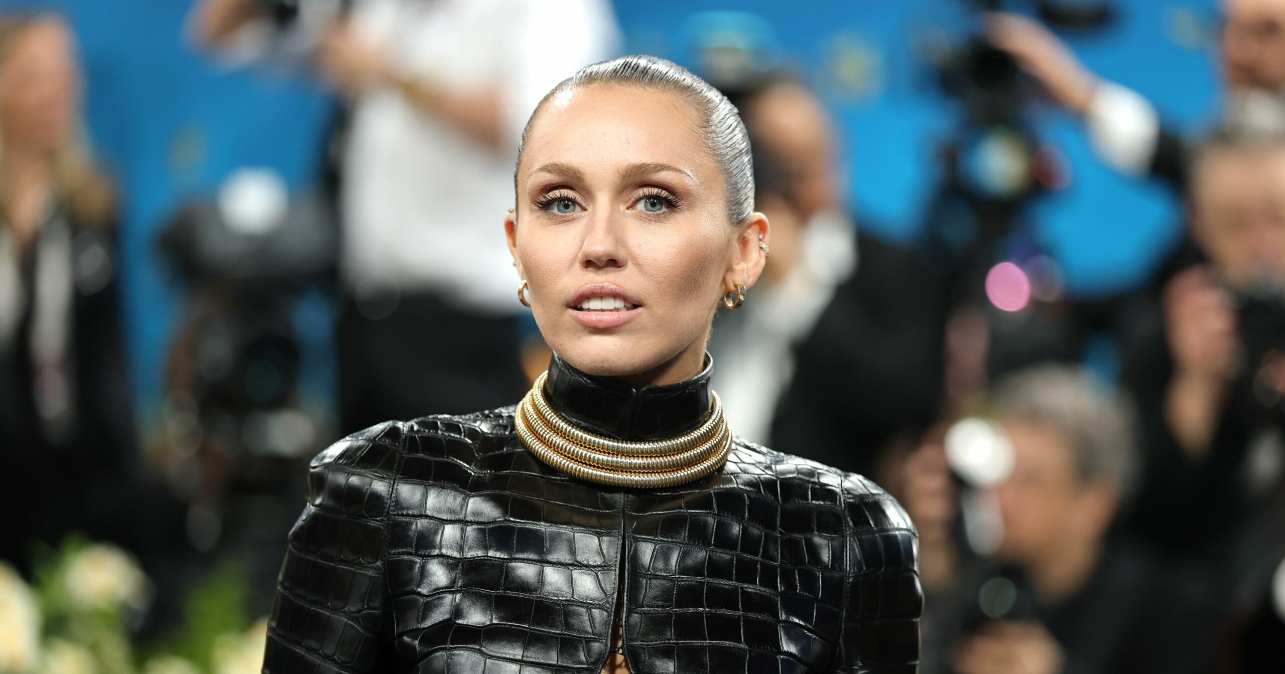 miley-cyrus’s-ovarian-cyst-ruptured-before-a-show-–-she-performed-anyway