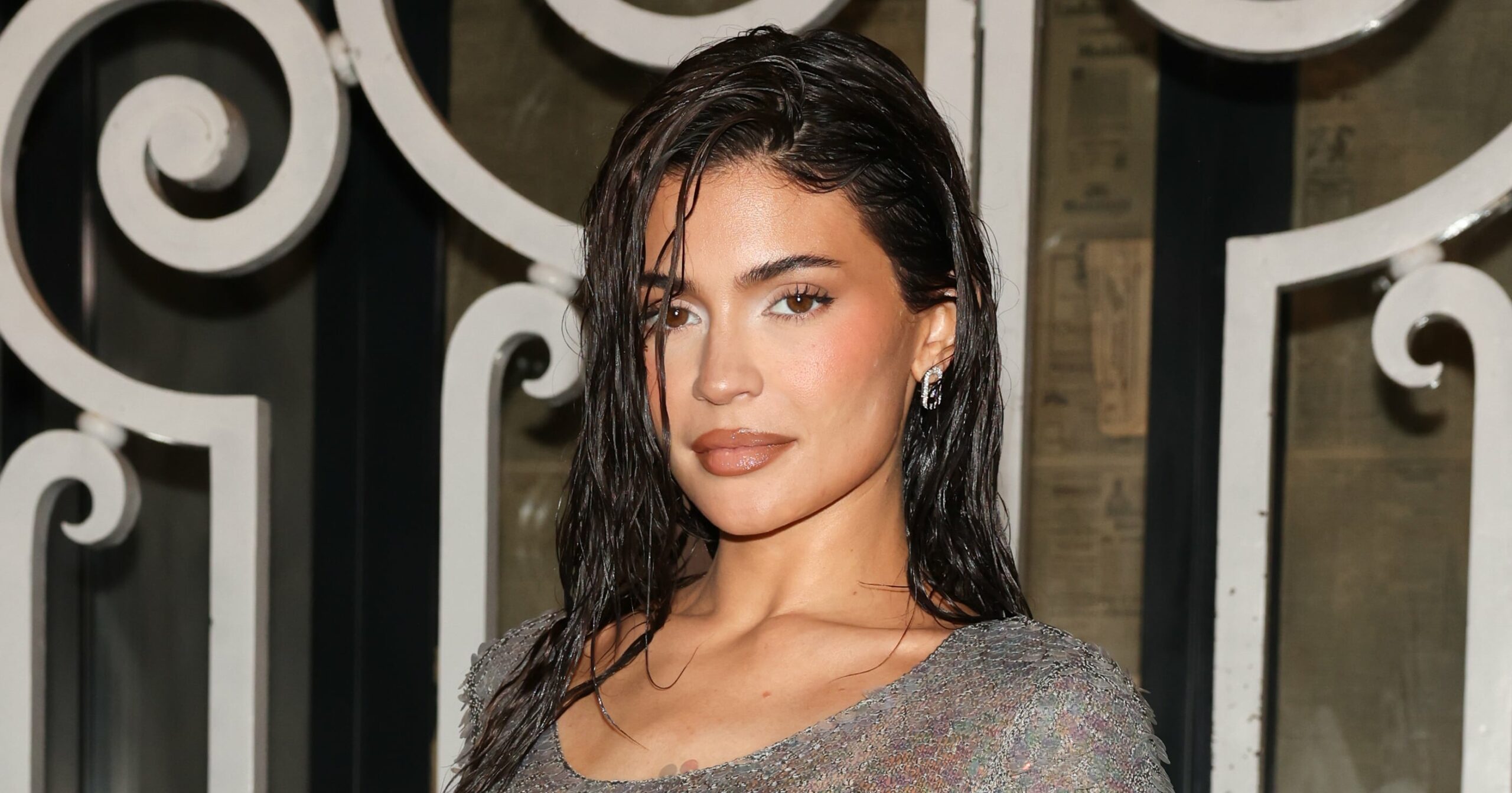 kylie-jenner-uses-this-$6-eyebrow-gel-for-her-everyday-makeup