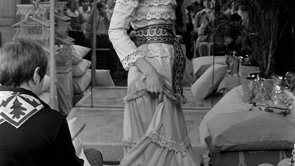 from-the-archive:-straw-hats-elevate-summer-style-in-giorgio-sant-angelo’s-1973 collection