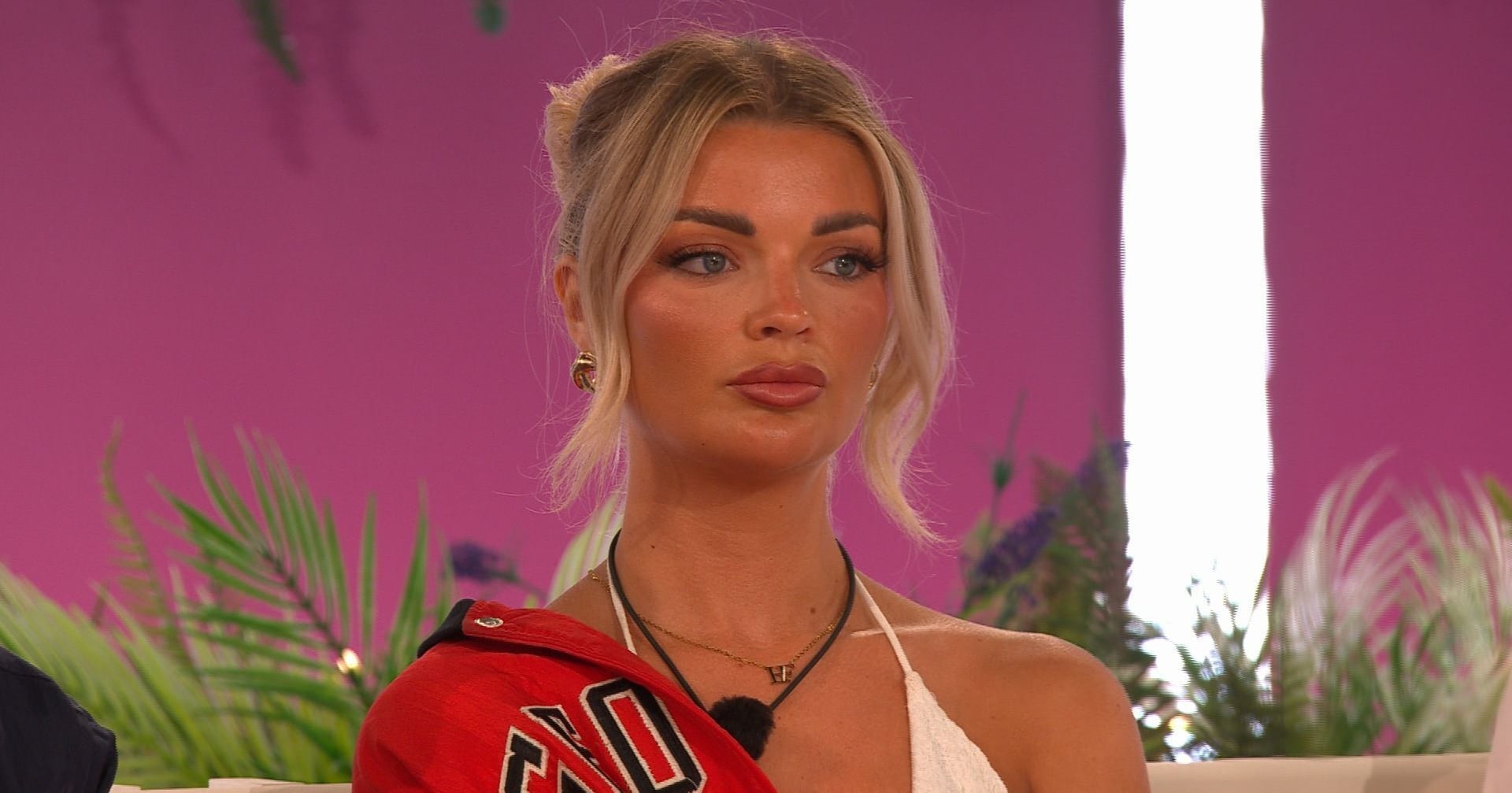 it’s-not-our-business-that-helena-from-“love-island”’s-face-looks-different