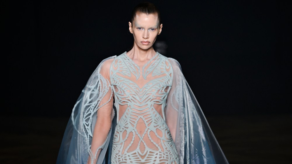 iris-van-herpen-fall-2025-couture:-dresses-teeming-with life
