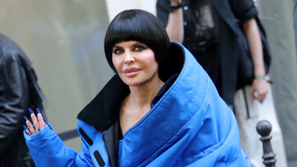 lisa-rinna-revives-her-bowl-cut-hairstyle-for-balenciaga’s-fall-2025-couture-show-in paris