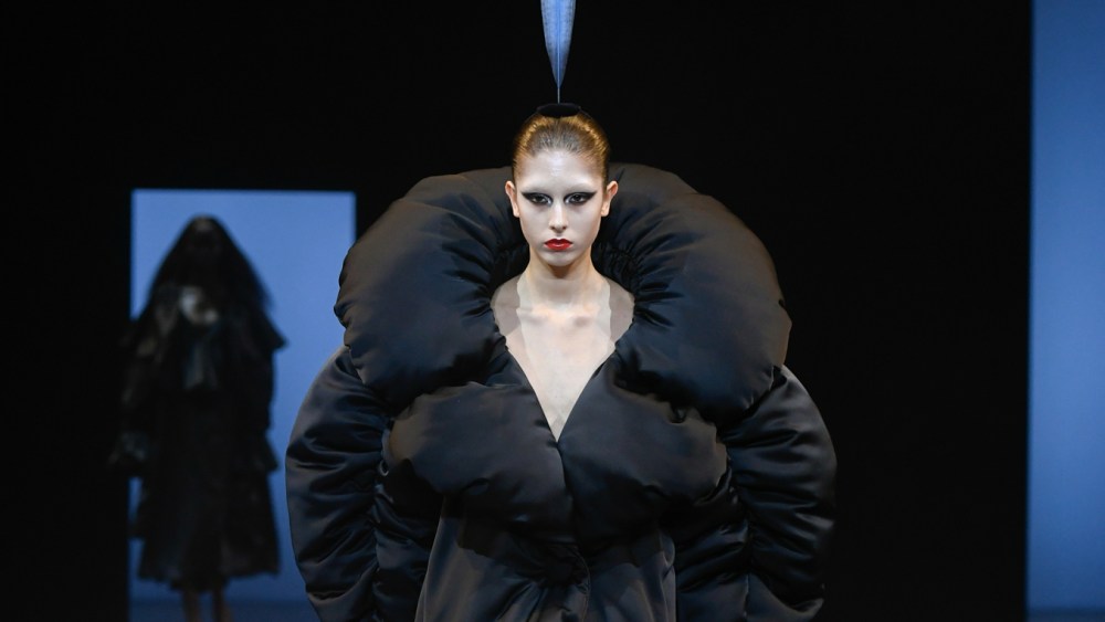 viktor-&-rolf-couture-fall-2025-:-deflation theories