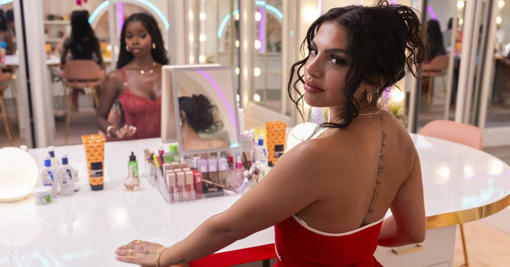“love-island”-star-huda-uses-this-$25-product-for-her-signature-freckles
