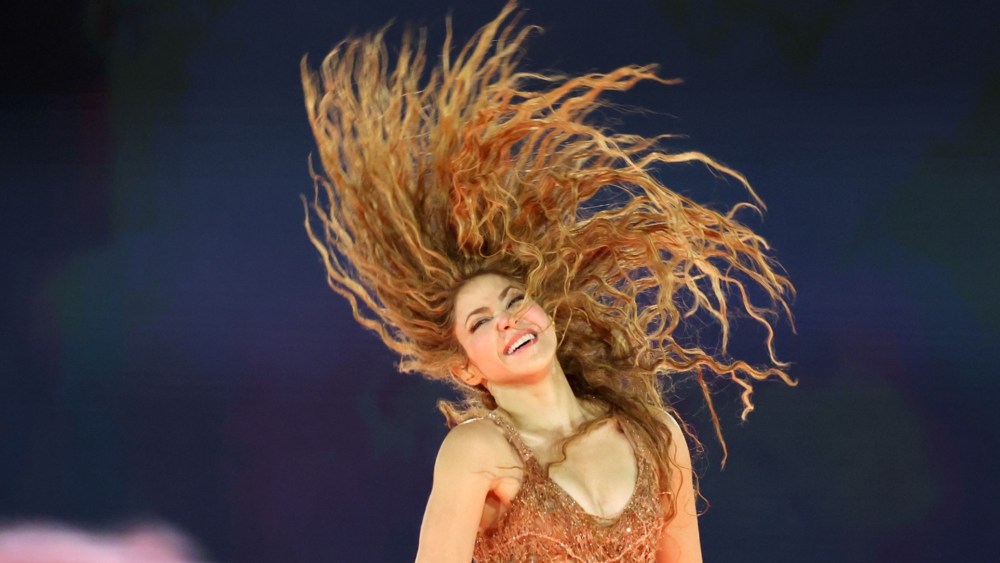 shakira-leads-mermaid-waves-summer-hair-trend-at-the-‘las-mujeres-ya-no-lloran’-world tour
