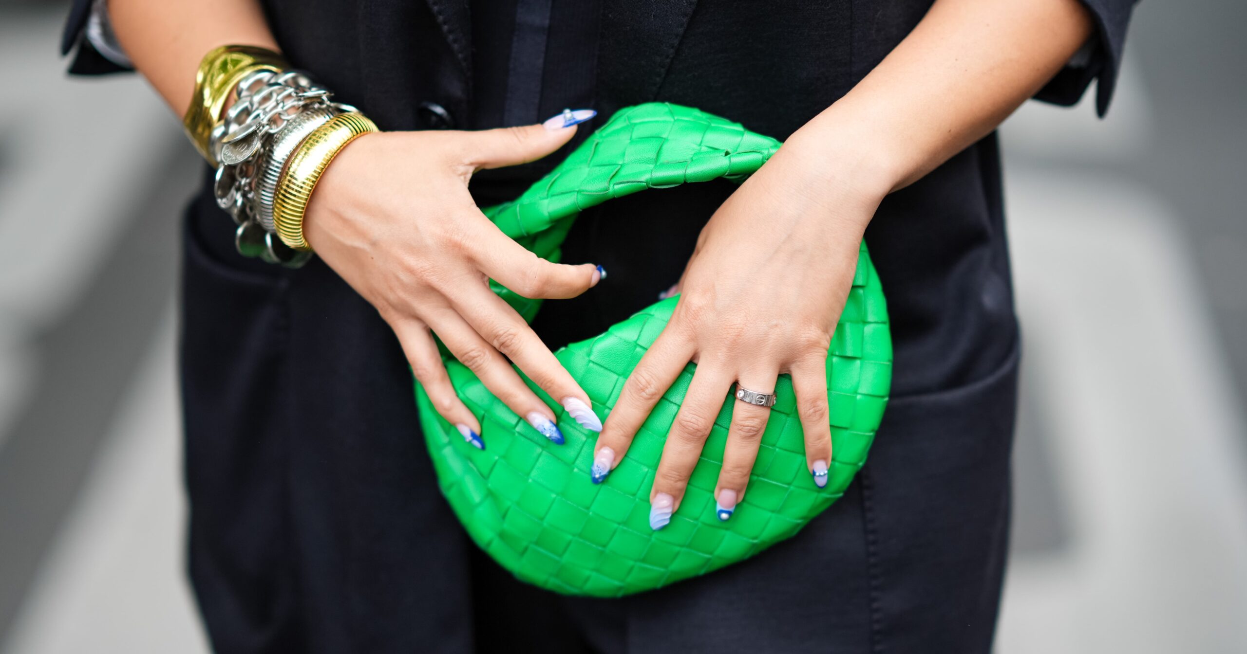 remember-’90s-sticker-earrings?-you’ll-love-this-nail-trend