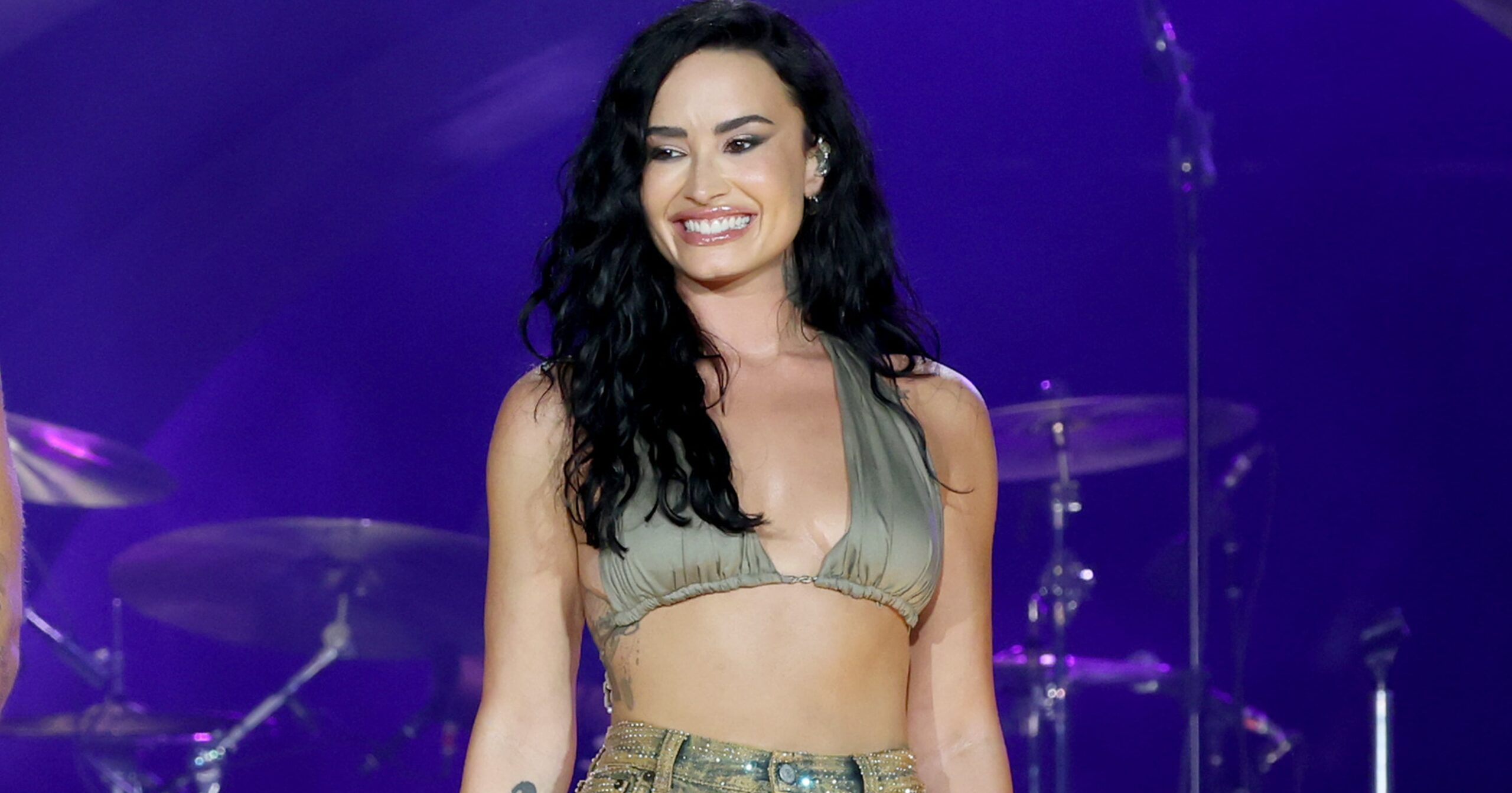 demi-lovato’s-bra-and-jeans-were-the-highlight-of-the-jonas-brothers-concert