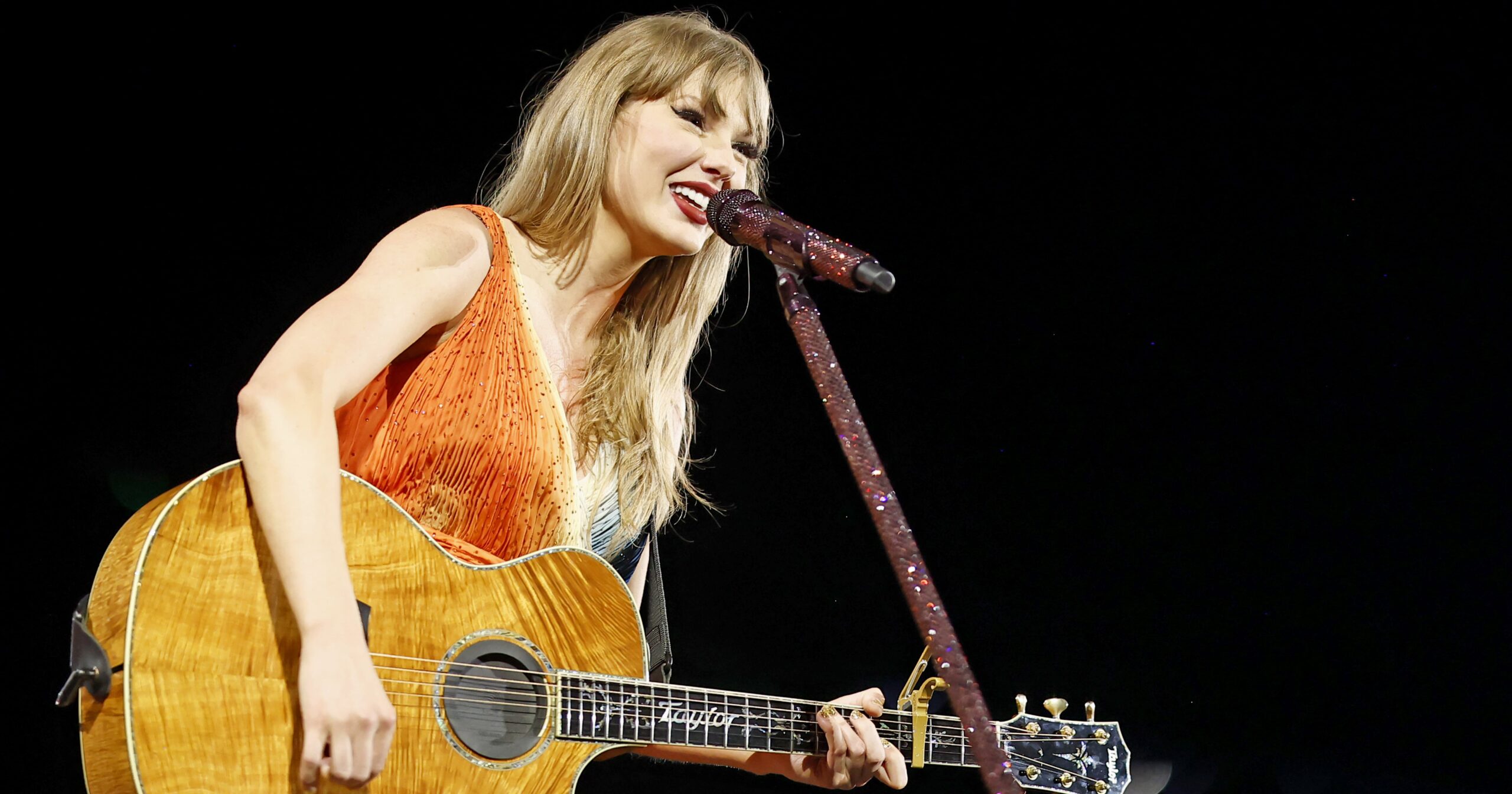 taylor-swift’s-black-“showgirl”-bob-has-a-deeper-meaning-you-might-have-missed