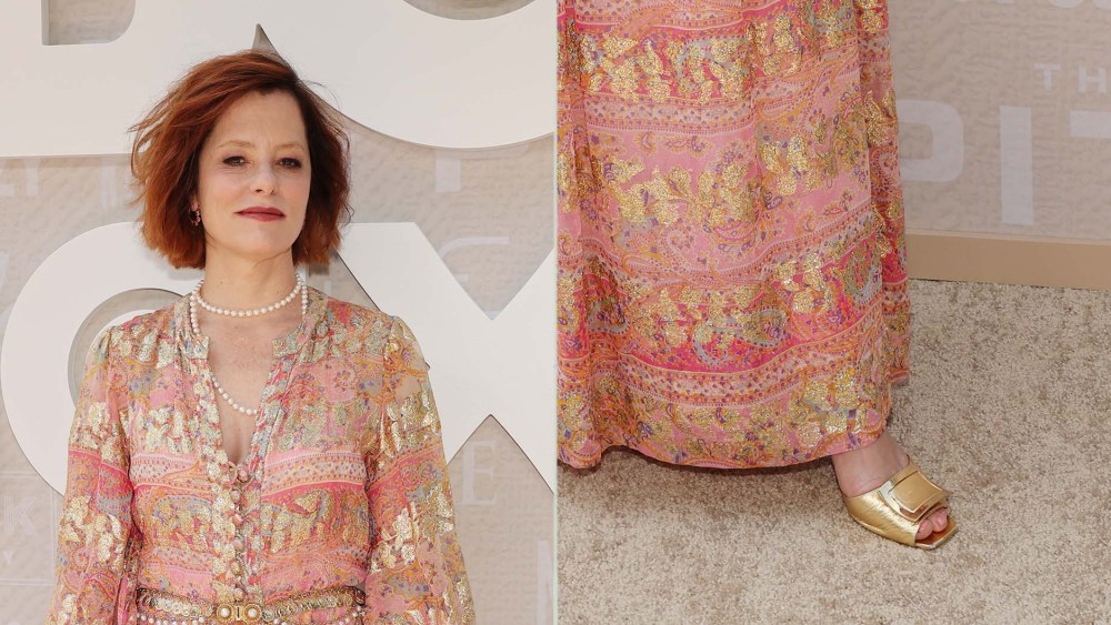 parker-posey-extends-her-gold-roger-vivier-mule-run-across-back-to-back-la. carpets