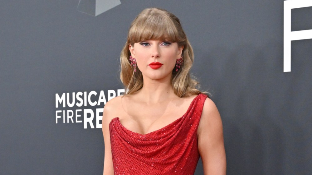 what-does-taylor-swift’s-perfume-of-choice-smell-like?-fragrance-and-style-experts-weigh in