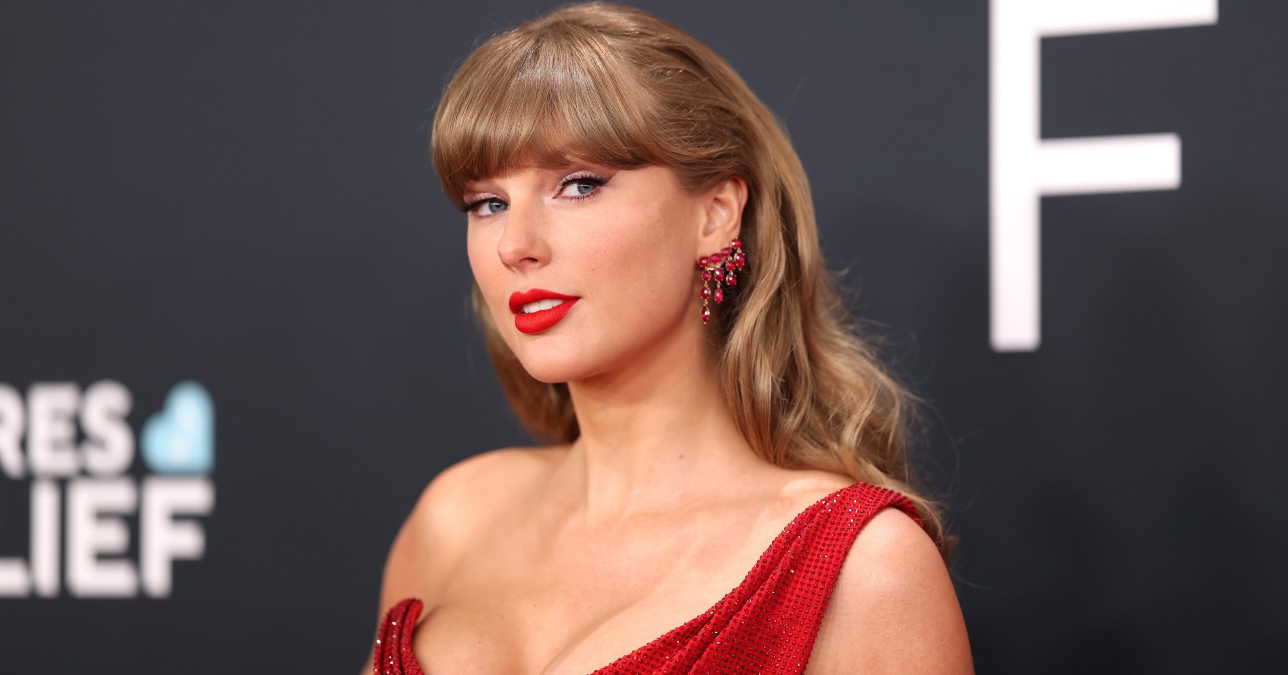 taylor-swift’s-casual-engagement-dress-is-just-as-viral-as-her-$550,000-ring