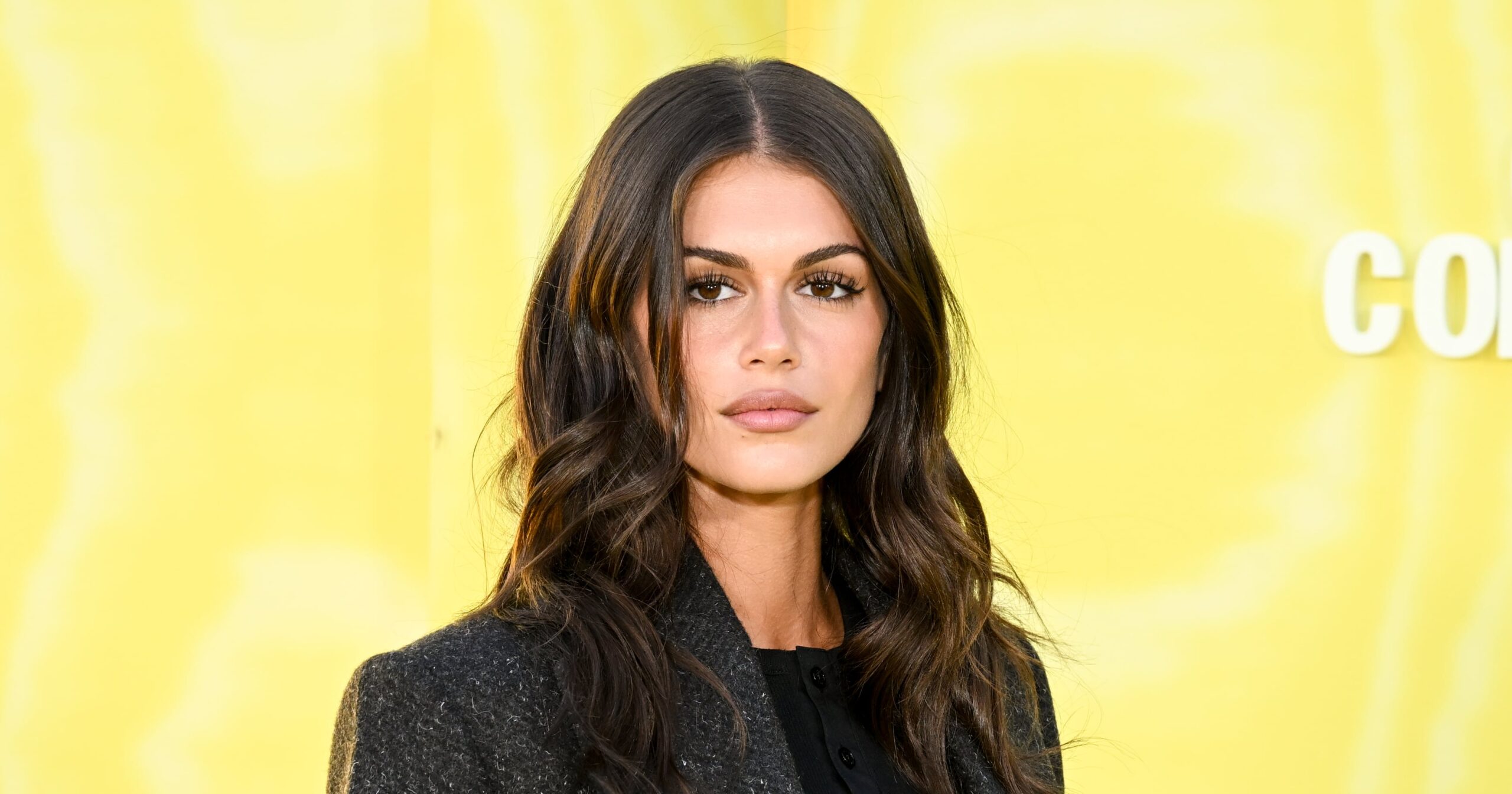 kaia-gerber’s-“micro-french”-manicure-is-so-subtle-you-might-miss-it