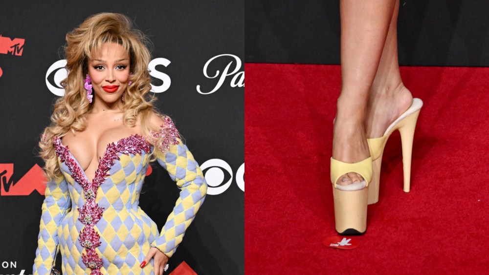 doja-cat-gets-a-lift-from-custom-pleaser-shoes-at-the-2025-mtv vmas