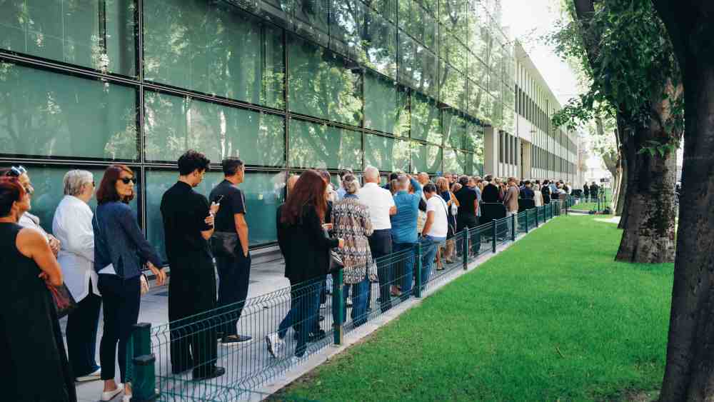 milan-mourns-the-loss-of-giorgio-armani:-thousands-pay-tribute-to-‘the-maestro’-of-italian fashion