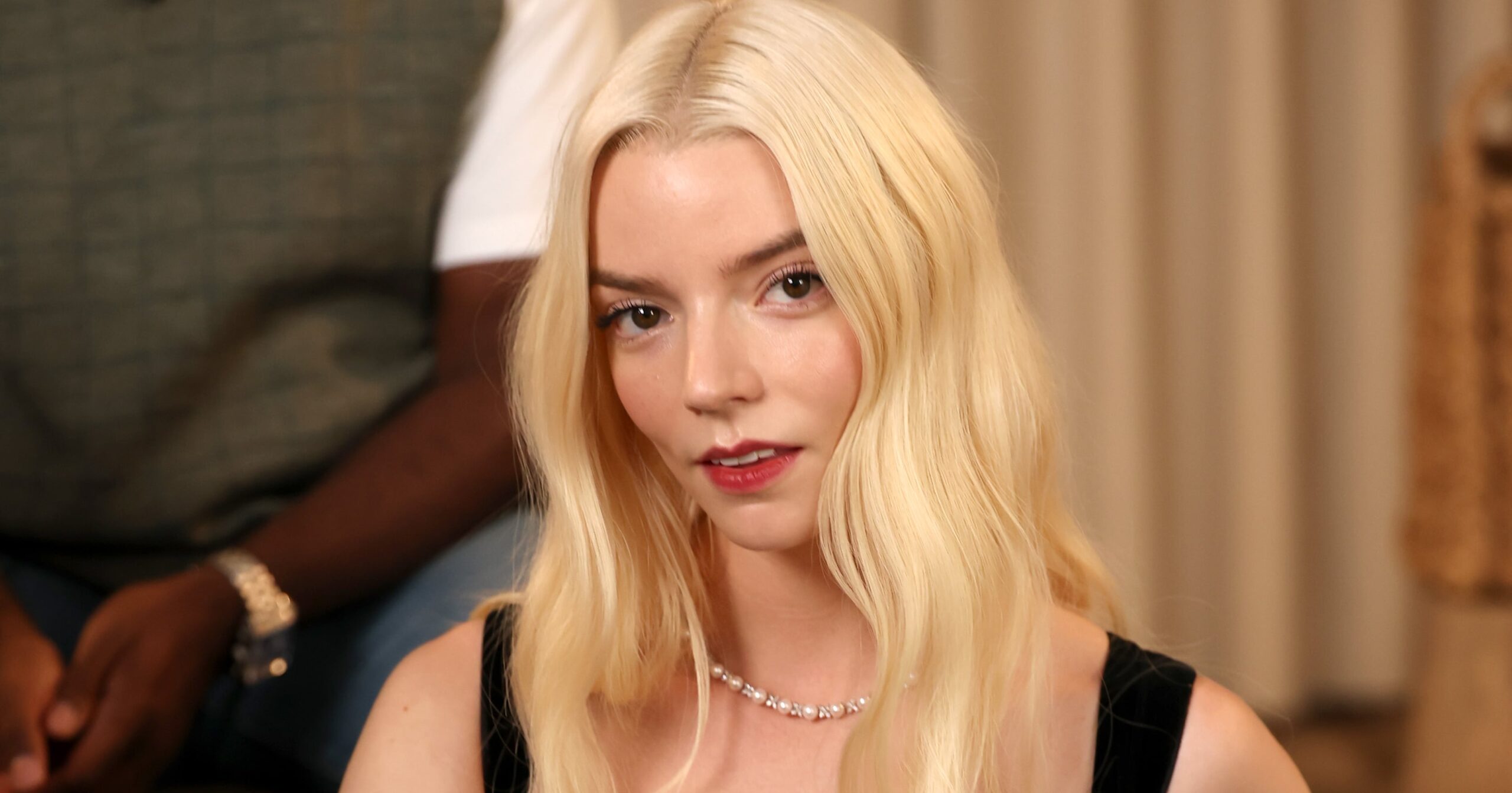anya-taylor-joy’s-“tiffany-blue”-nails-are-unexpected-for-fall