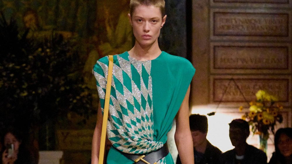 dario-vitale’s-debut-at-versace:-industry-experts-react-to-first collection