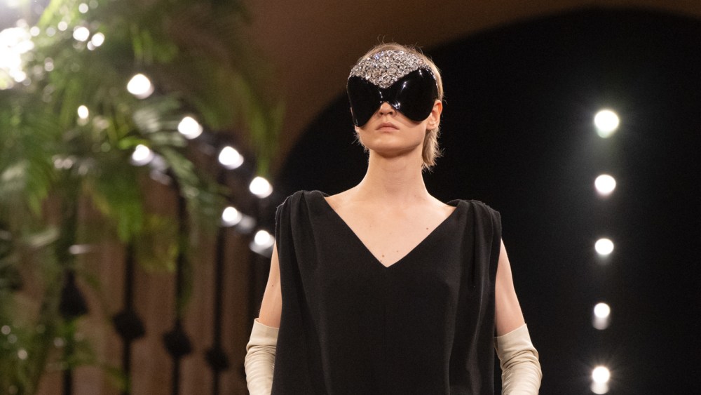 balenciaga-spring-2026:-sacks,-bubbles-–-and-loads-of chic