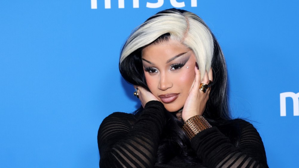 cardi-b-debuts-skunk-inspired-hair-at mistr’s-national-prep day