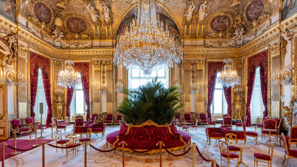 napoleon-era-jewels-stolen-in-louvre-museum robbery