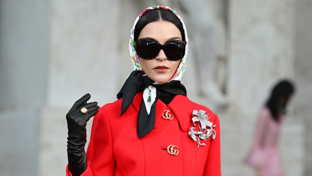 kering-leads-fashion-stocks higher