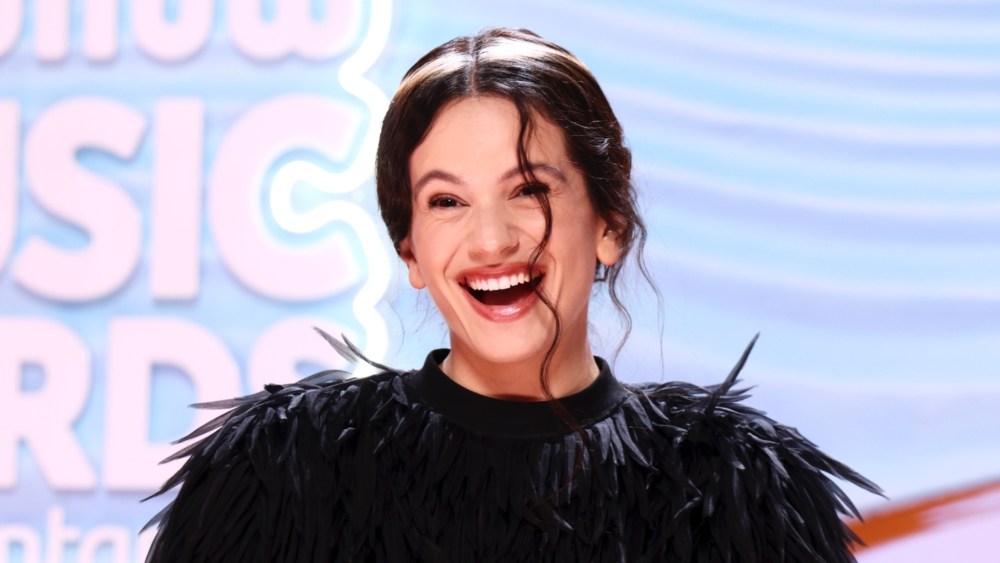 rosalia-updates-the-y2k-foxtail-coloring-trend-for-los40-music-awards-in spain