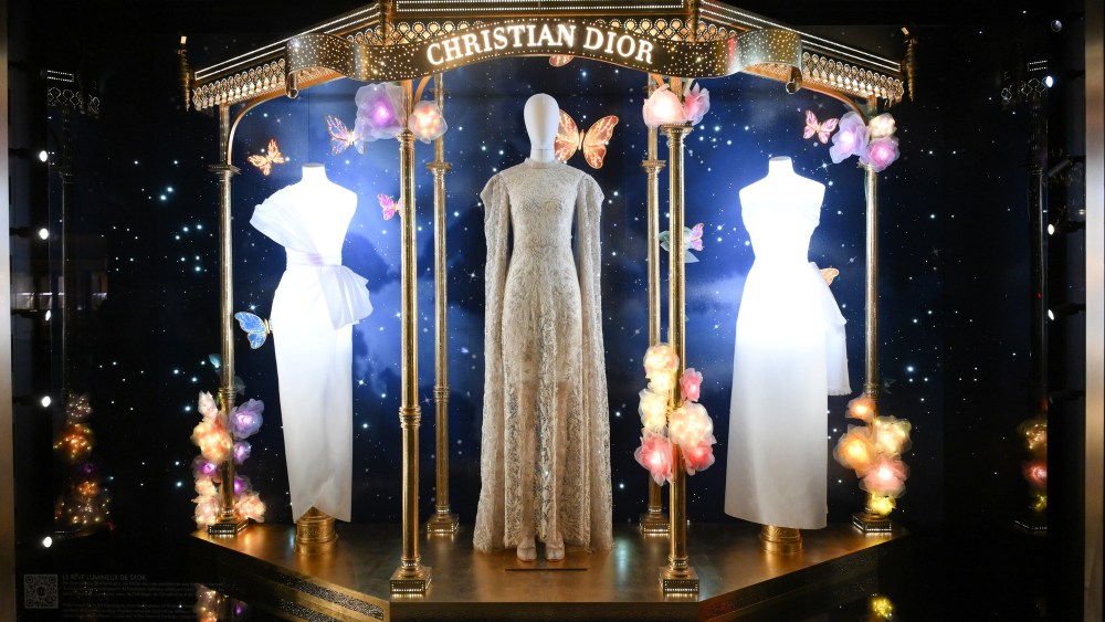 creative-directors-come-and-go,-but-dior’s-holiday-windows-are timeless