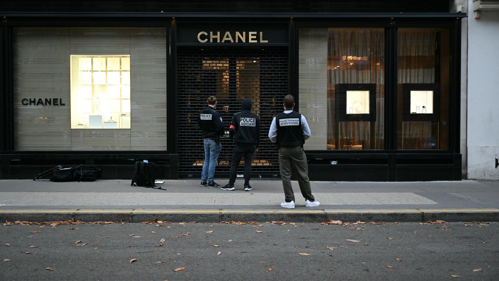 chanel’s-avenue-montaigne-boutique-remains-closed-following-attempted robbery