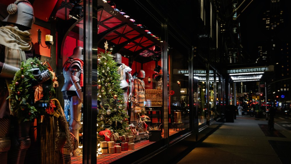 bloomingdale’s-and-burberry-get-‘happy together’