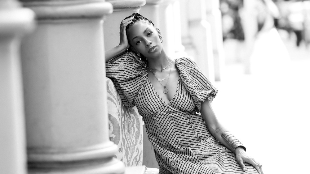 christiani-pitts-brings-‘two-strangers-(carry-a-cake-across-new-york)’-home-to broadway