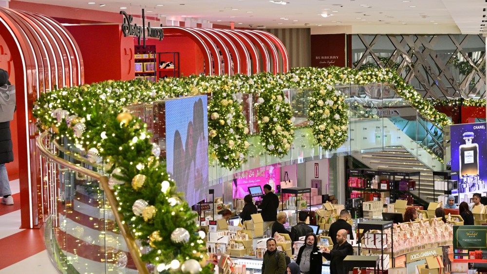 how-macy’s-herald-square-dresses-up-for holiday