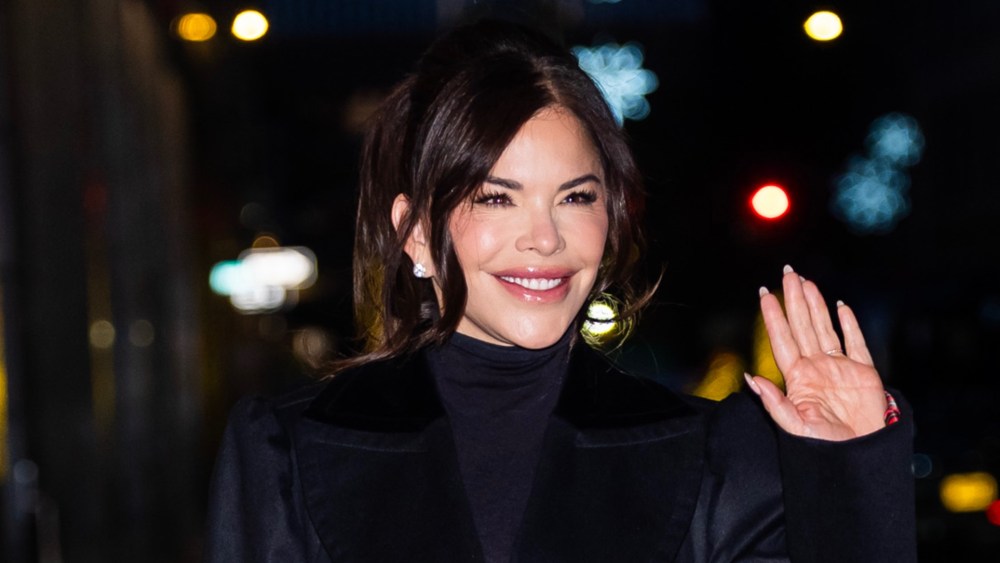 lauren-sanchez-bezos-defrosts-the-‘cold-girl-makeup’-trend-in-new-york city