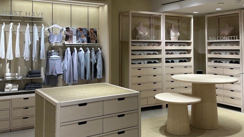 intimissimi-lands-on-via montenapoleone