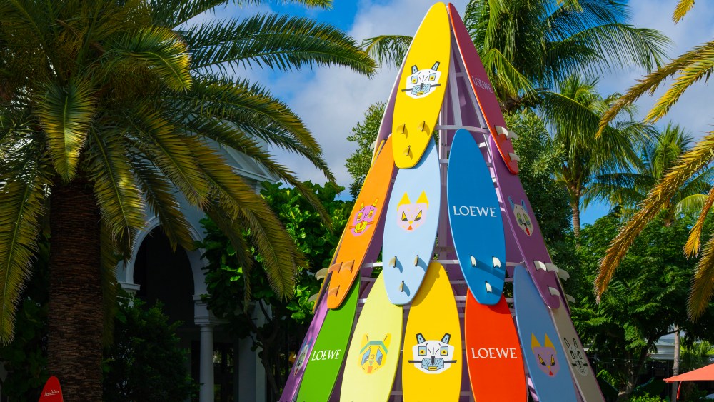 the-royal-poinciana-plaza-reveals-2025-holiday-surfboard-tree-designed-by loewe